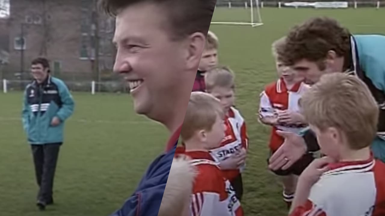 CLASSIC: Van Gaal en Van Hanegem trainen jeugdteams in mini-Klassieker