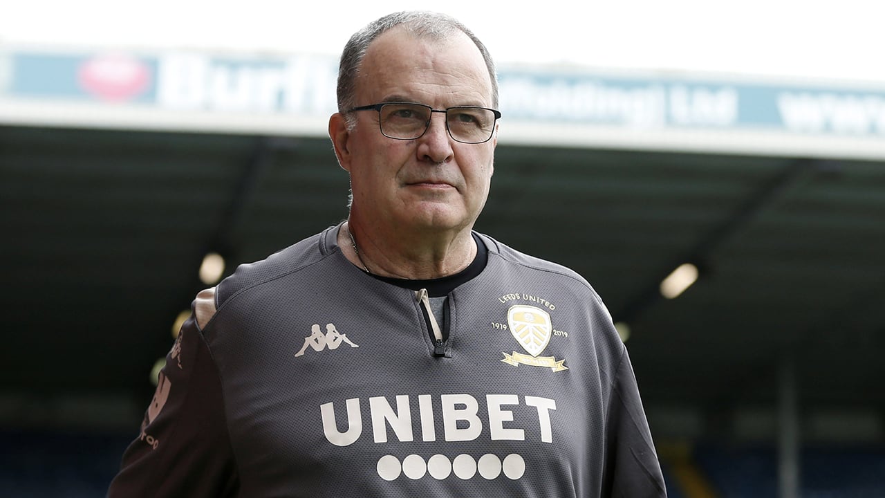 Bielsa blijft trainer bij Leeds in Premier League