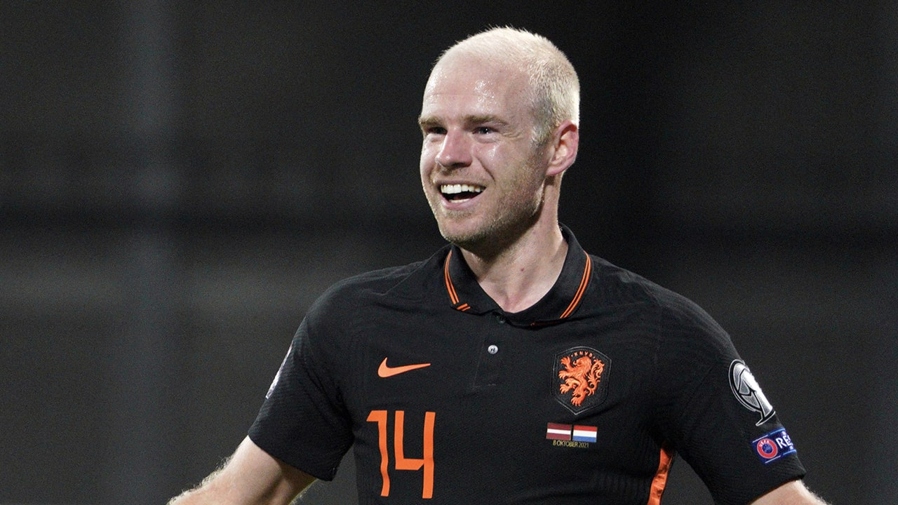 Oranje overleeft hectische slotfase en boekt moeizame overwinning in Letland 