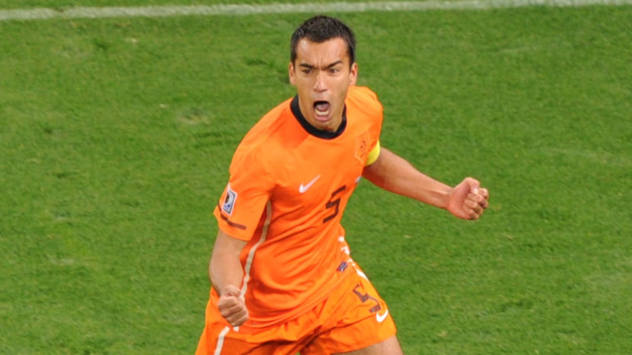 Vandaag 13 jaar geleden: Van Bronckhorst scoort met verbluffend afstandsschot tegen Uruguay