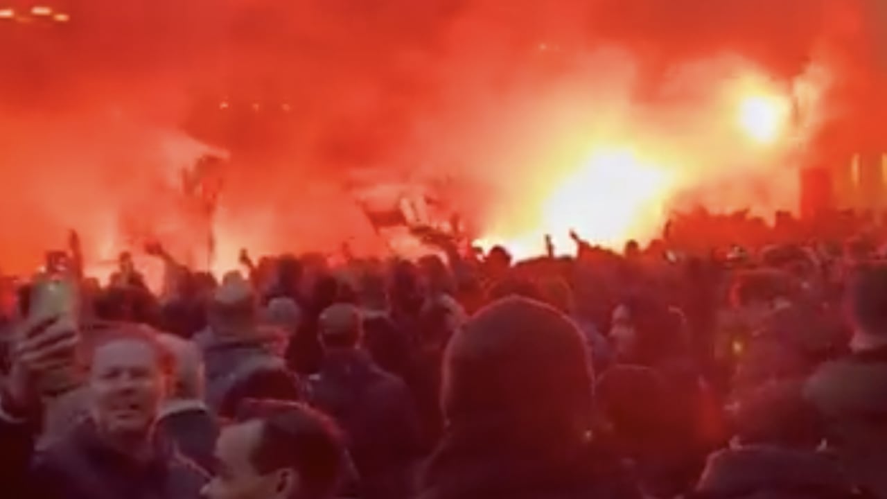 ZIEN: Ajacieden zorgen voor 'volksfeest' in Dortmund