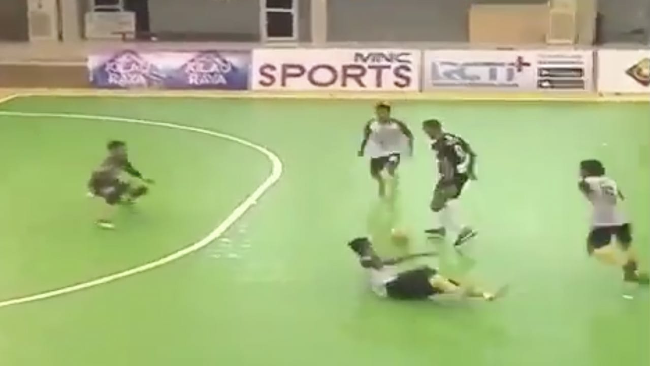 WOW: Nederlandse zaalvoetballer maakt weergaloze goal in Indonesië