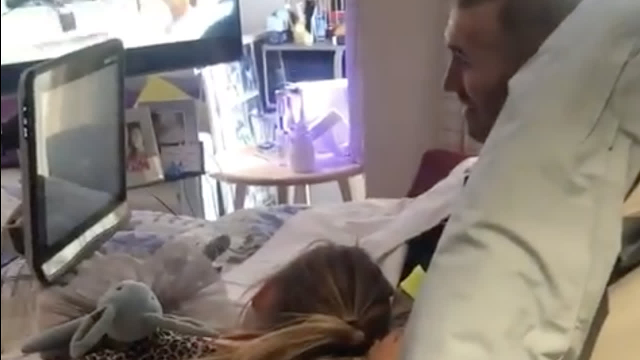 KIPPENVEL: Fernando Ricksen verrast jarige dochter in hospice