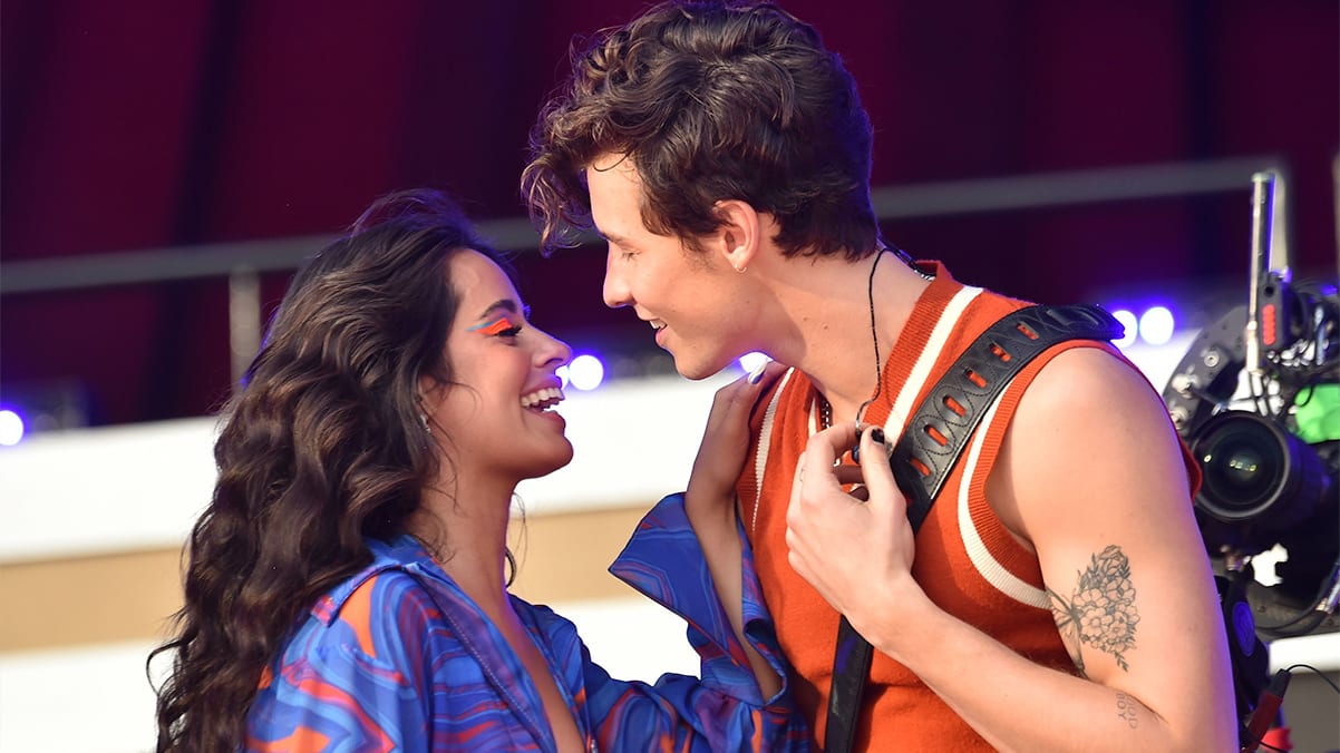 Love is in the air! Shawn Mendes en Camila Cabello zoenend gespot! 💗