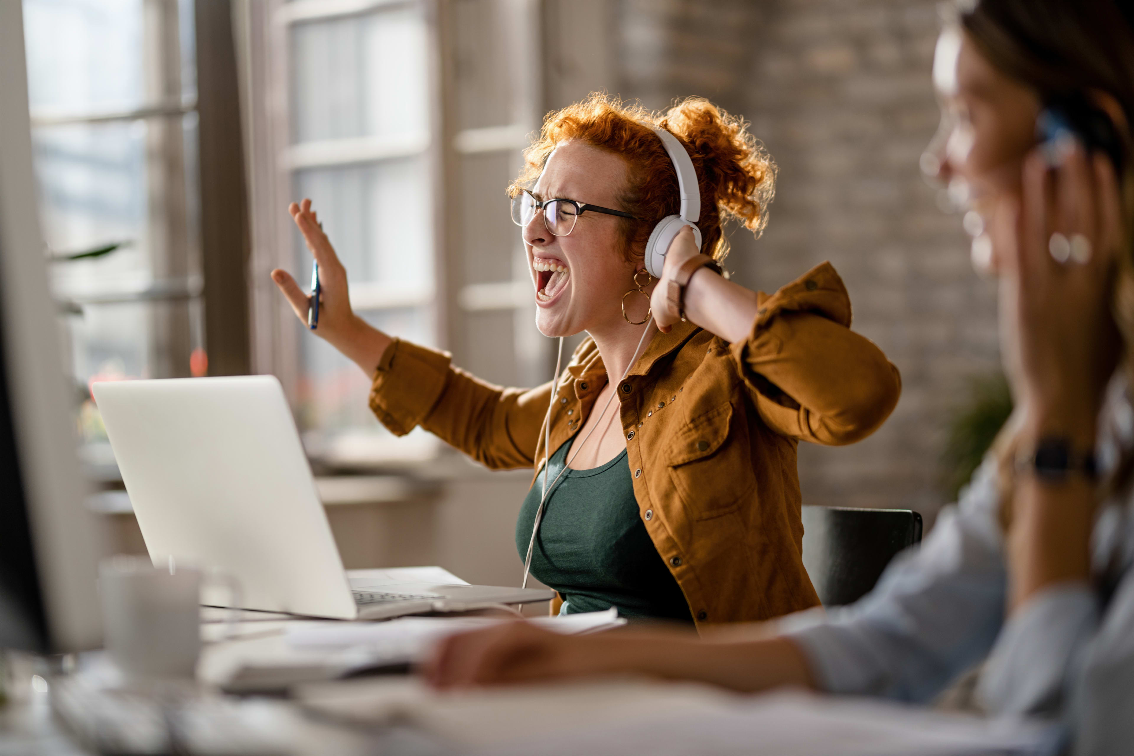 Sky Radio helpt luisteraars de werkweek door met de Sky @ Work Top 500 