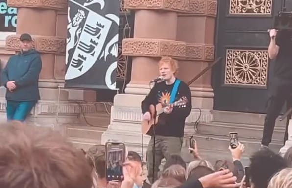 Ed Sheeran trakteert fans in zijn woonplaats met een optreden! 😱