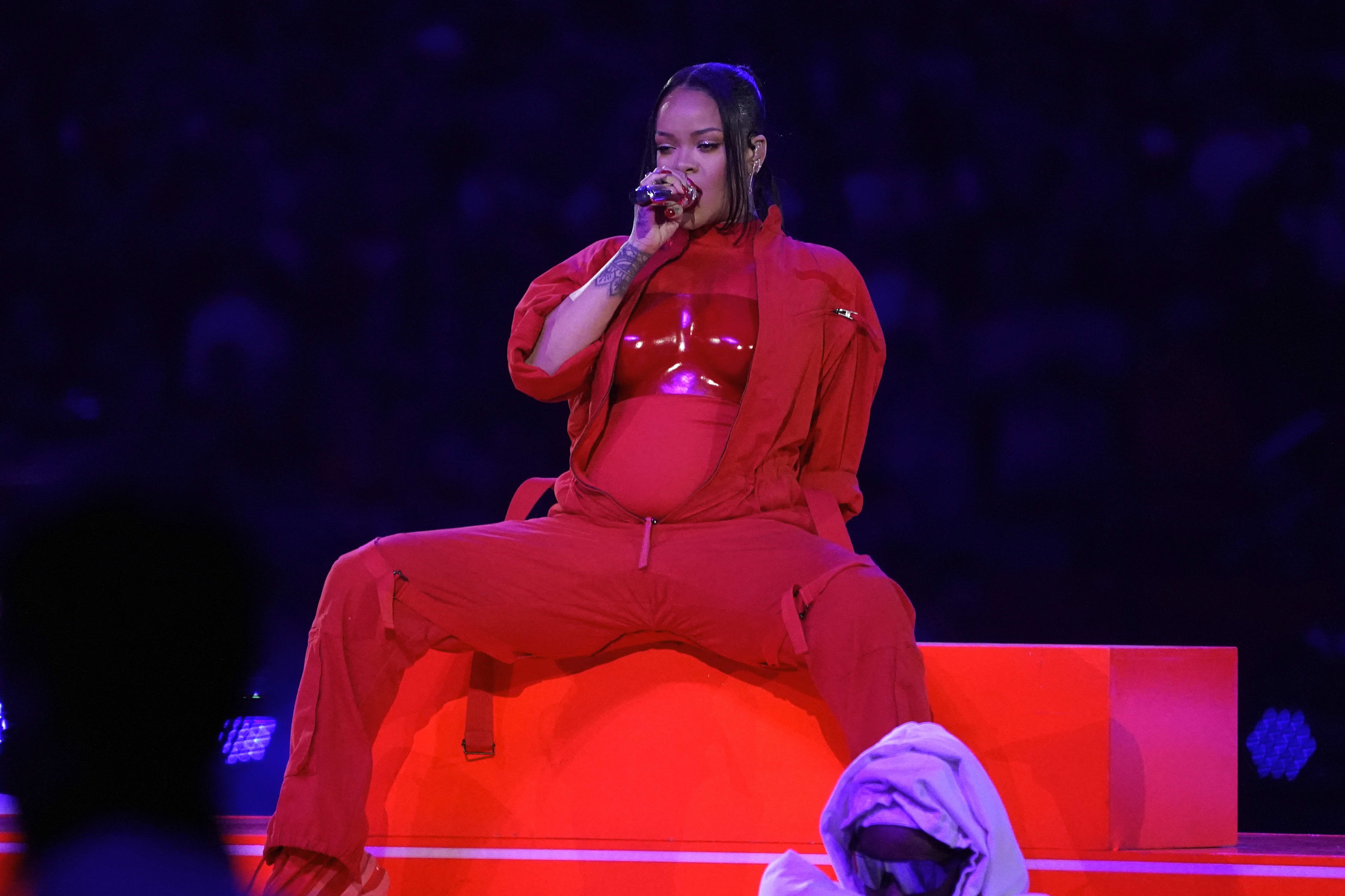 Rihanna maakt zwangerschap bekend tijdens Super Bowl 2023! 👶
