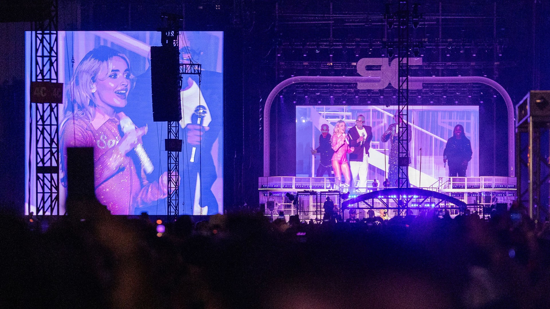 Sabrina Carpenter verrast publiek met Earth, Wind & Fire op Lollapalooza!