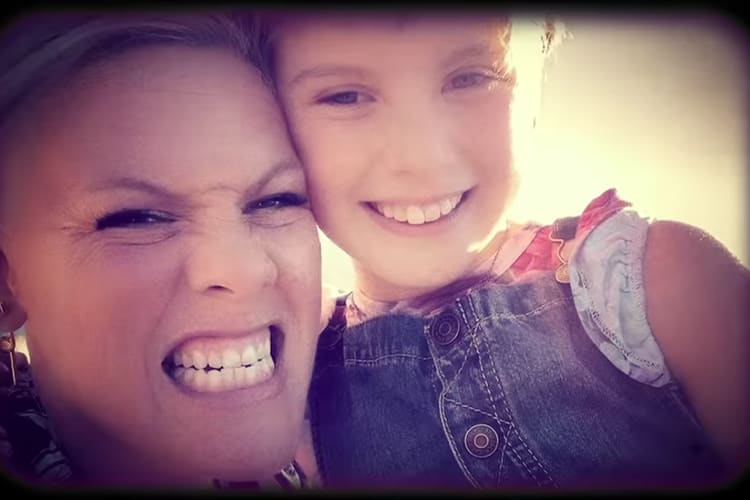 Hier gaat Cover Me In Sunshine van P!nk en haar dochter Willow over!  
