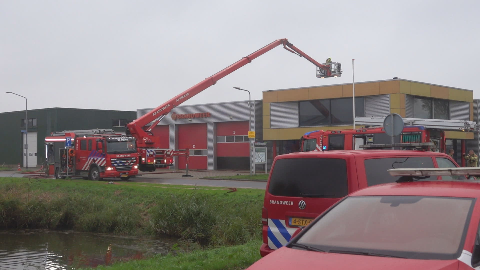 Werk aan de winkel: brandweer blust brand in eigen kazerne