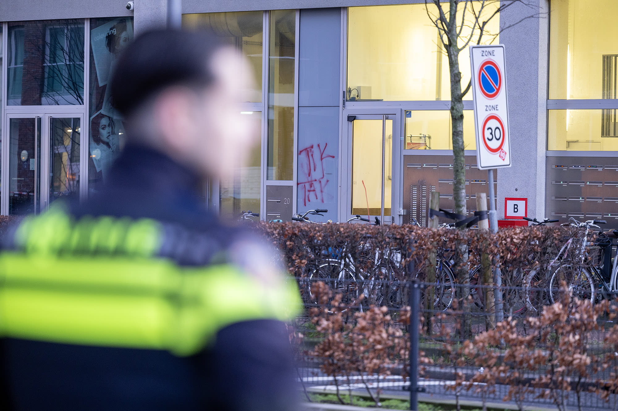 Handgranaat aan deur appartementencomplex Amsterdam: 'TikTak'