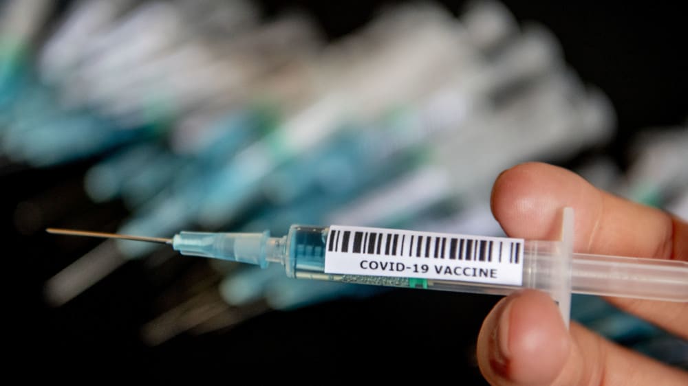Allergische reacties na toedienen coronavaccin zorgelijk? 'Geen reden om vaccin niet te nemen'