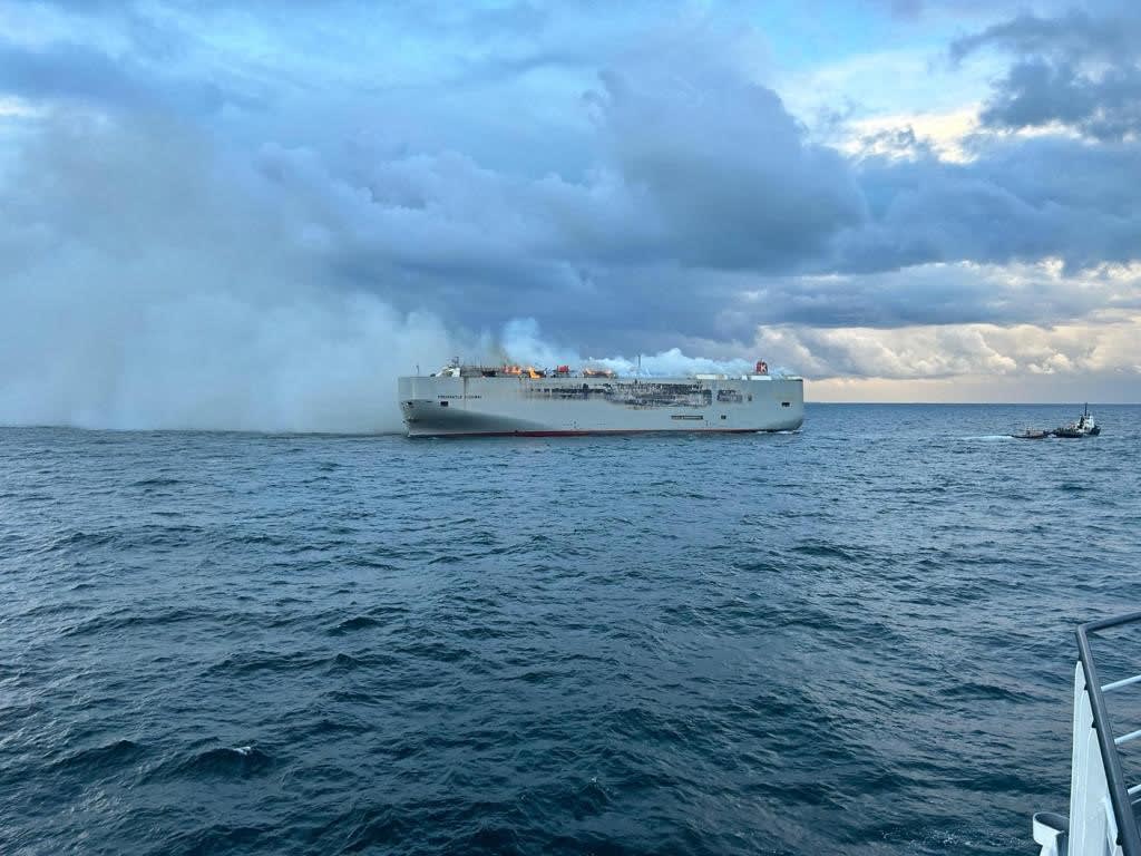 Brand op vrachtschip bij Ameland kan nog dagen duren