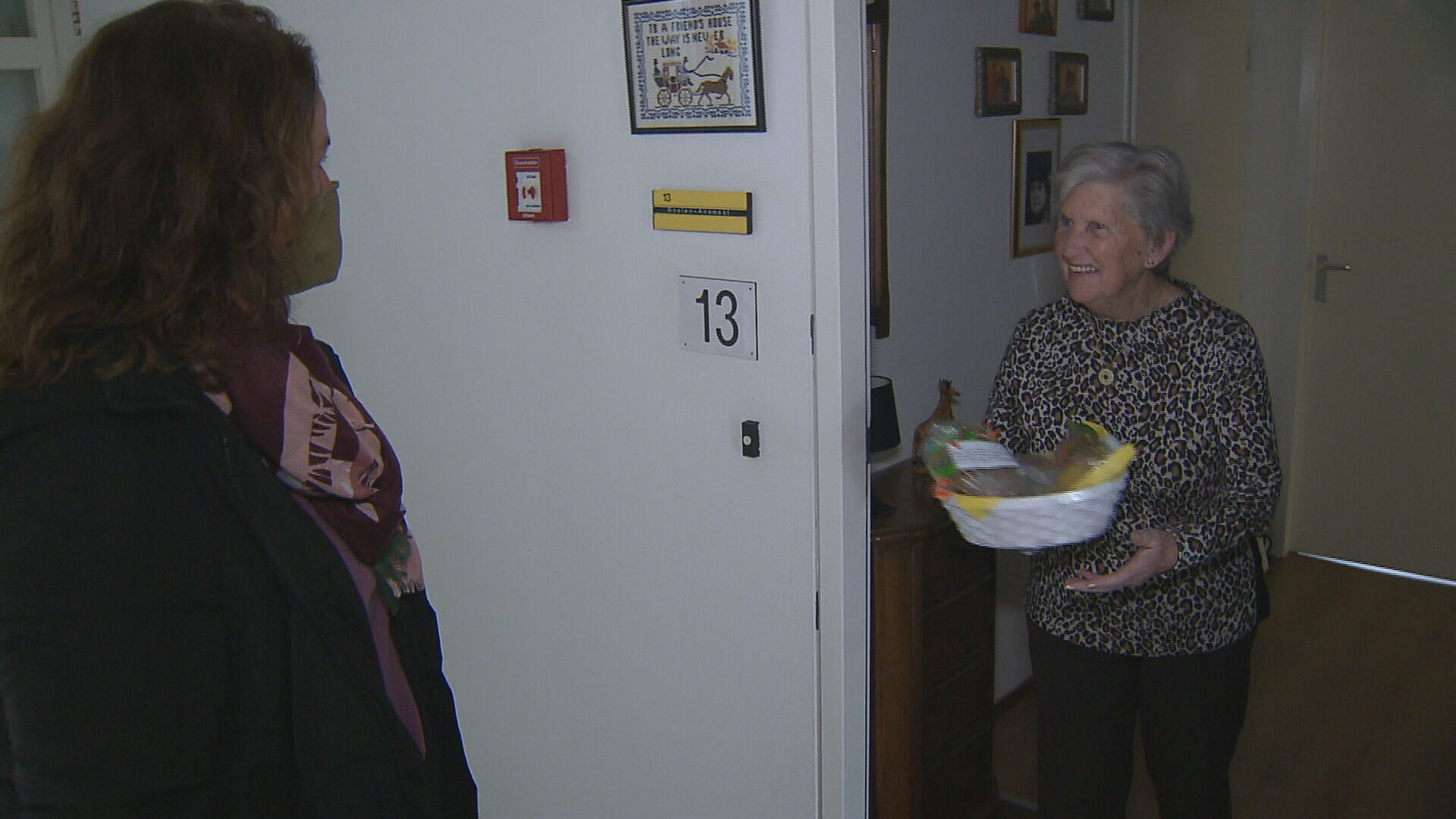 Vrijwilligers delen ontbijtmandjes uit aan ouderen in Terheijden: 'Eenzaamheid is een groot ding'