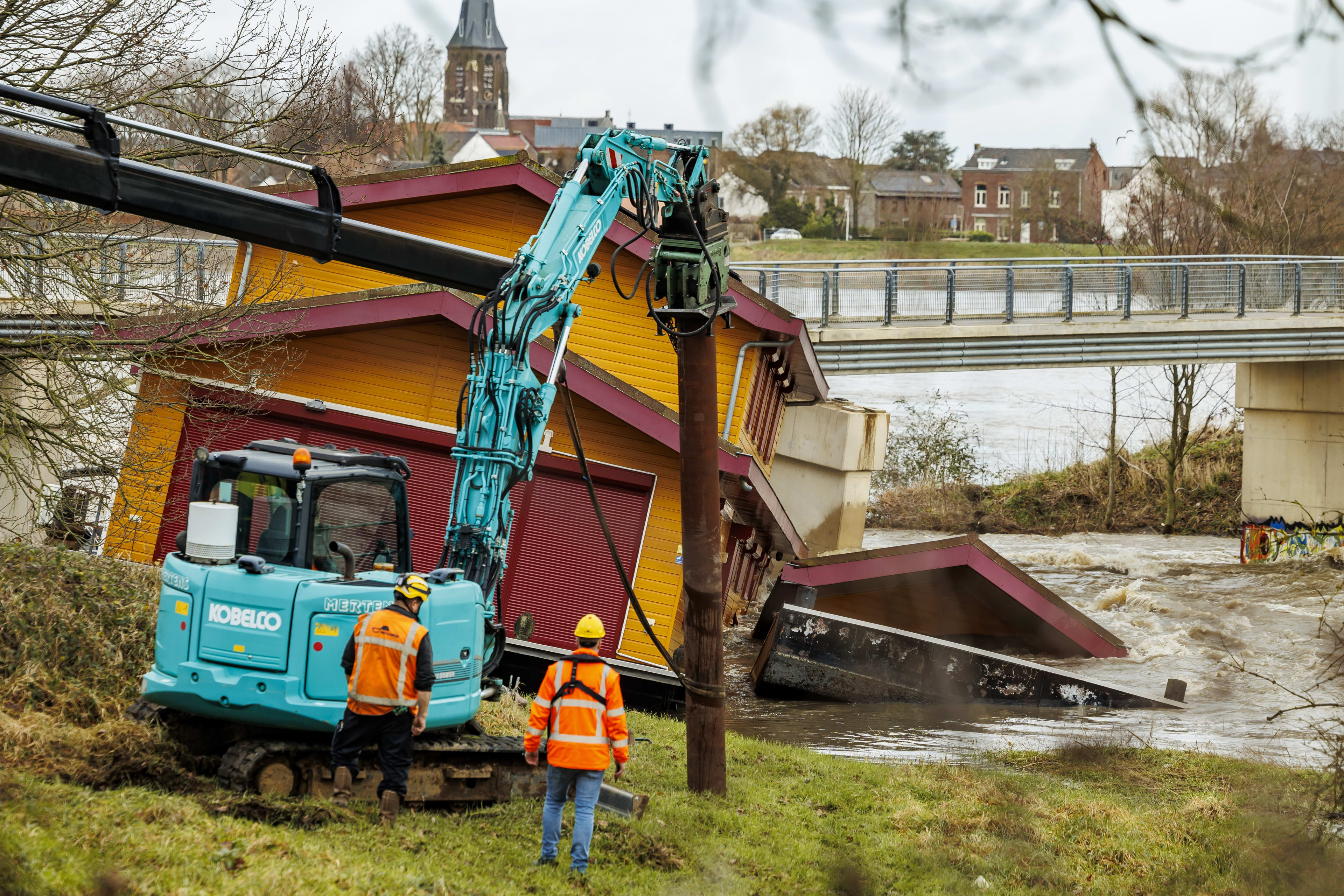 Zwaar beschadigde brug in Maastricht lijkt tóch niet in te storten, brandweer vertrekt