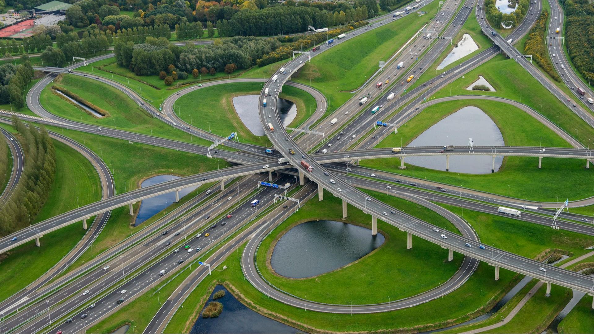 Rijkswaterstaat sluit deel snelweg A38 af door risico op verzakking