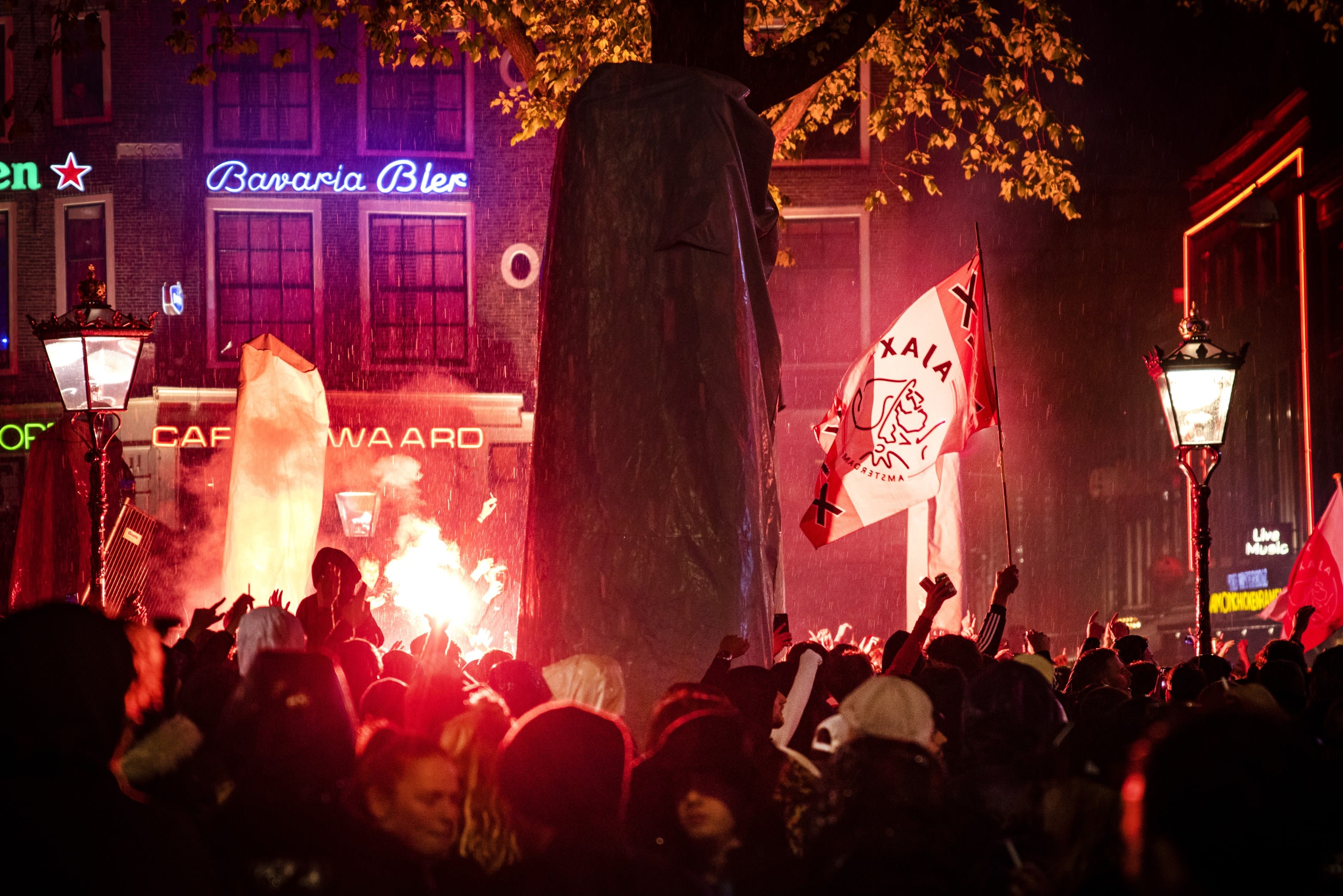 Drie jaar cel voor Ajax-hooligan die zware vuurwerkbom gooide