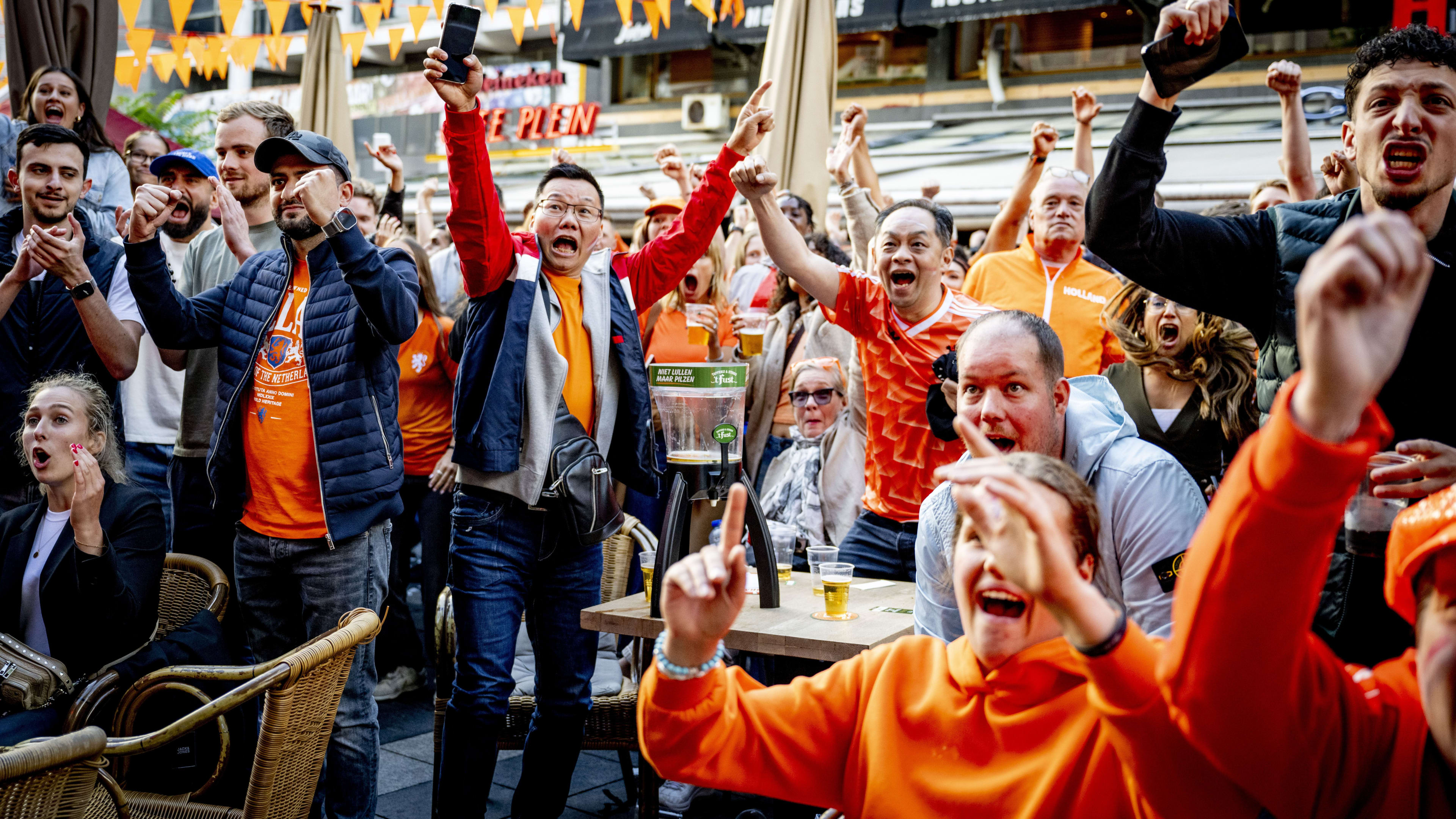 Nederlands elftal verslaat Roemenië met 3-0 en gaat naar kwartfinales EK