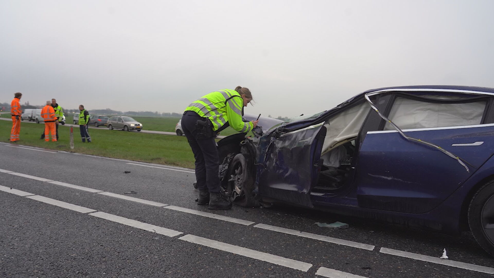 Chauffeur met zelfrijdende Tesla eet op gemak bakje kwark en ramt vrachtwagen