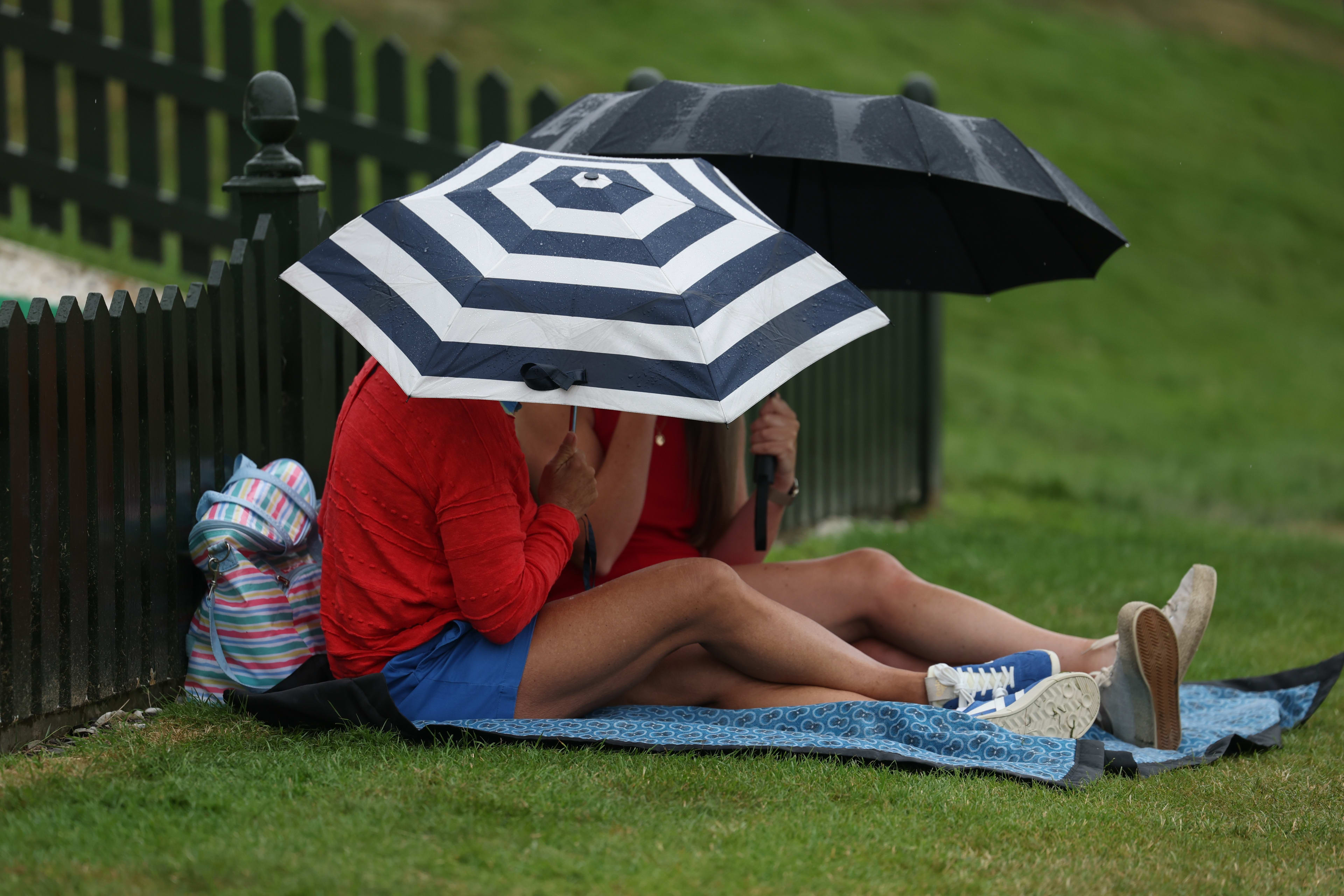 Warme temperaturen, maar buien kunnen plaatselijk lang blijven hangen