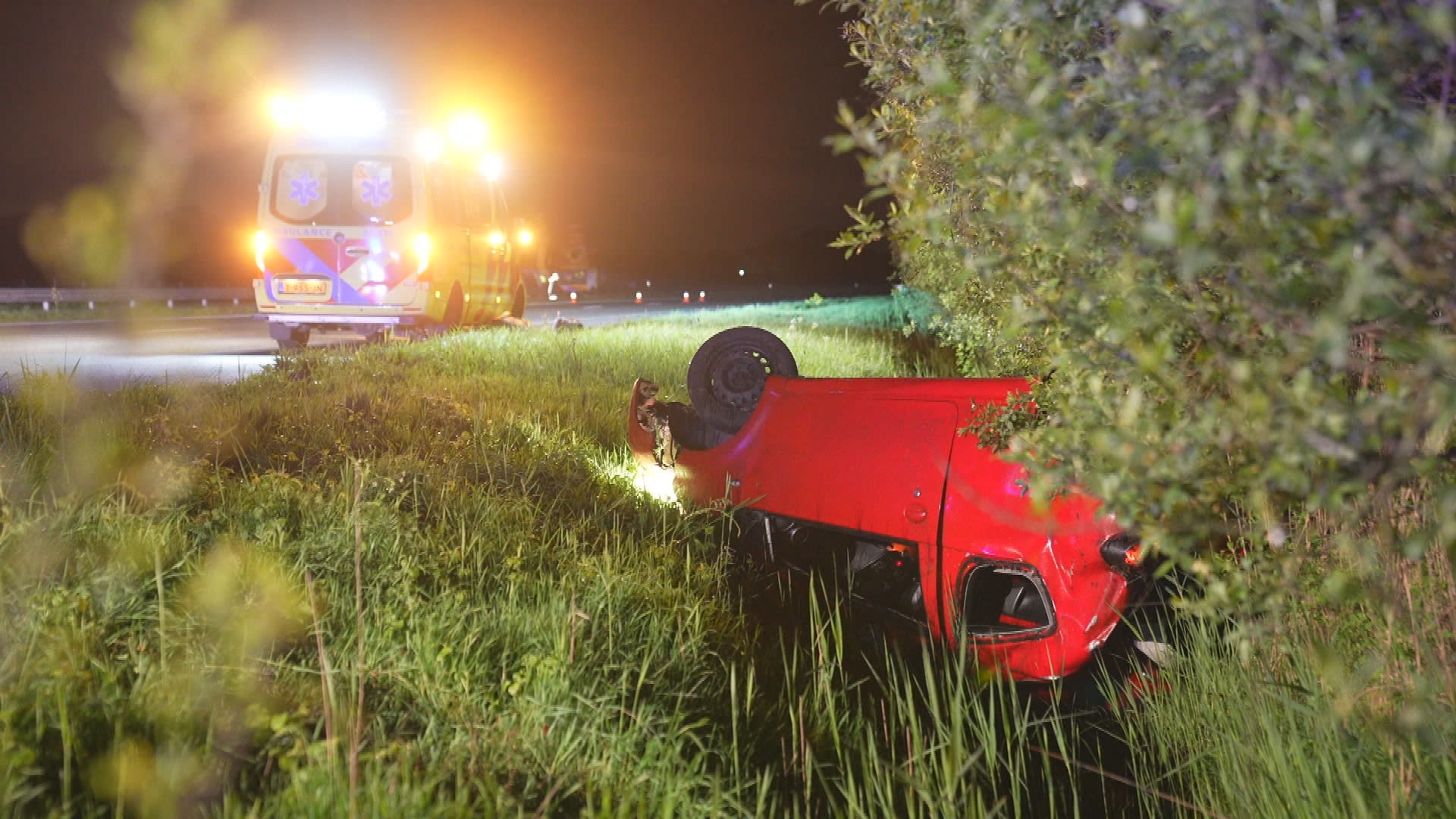 Ernstig ongeluk in Schaijk: auto vliegt over de kop, bestuurder raakt gewond