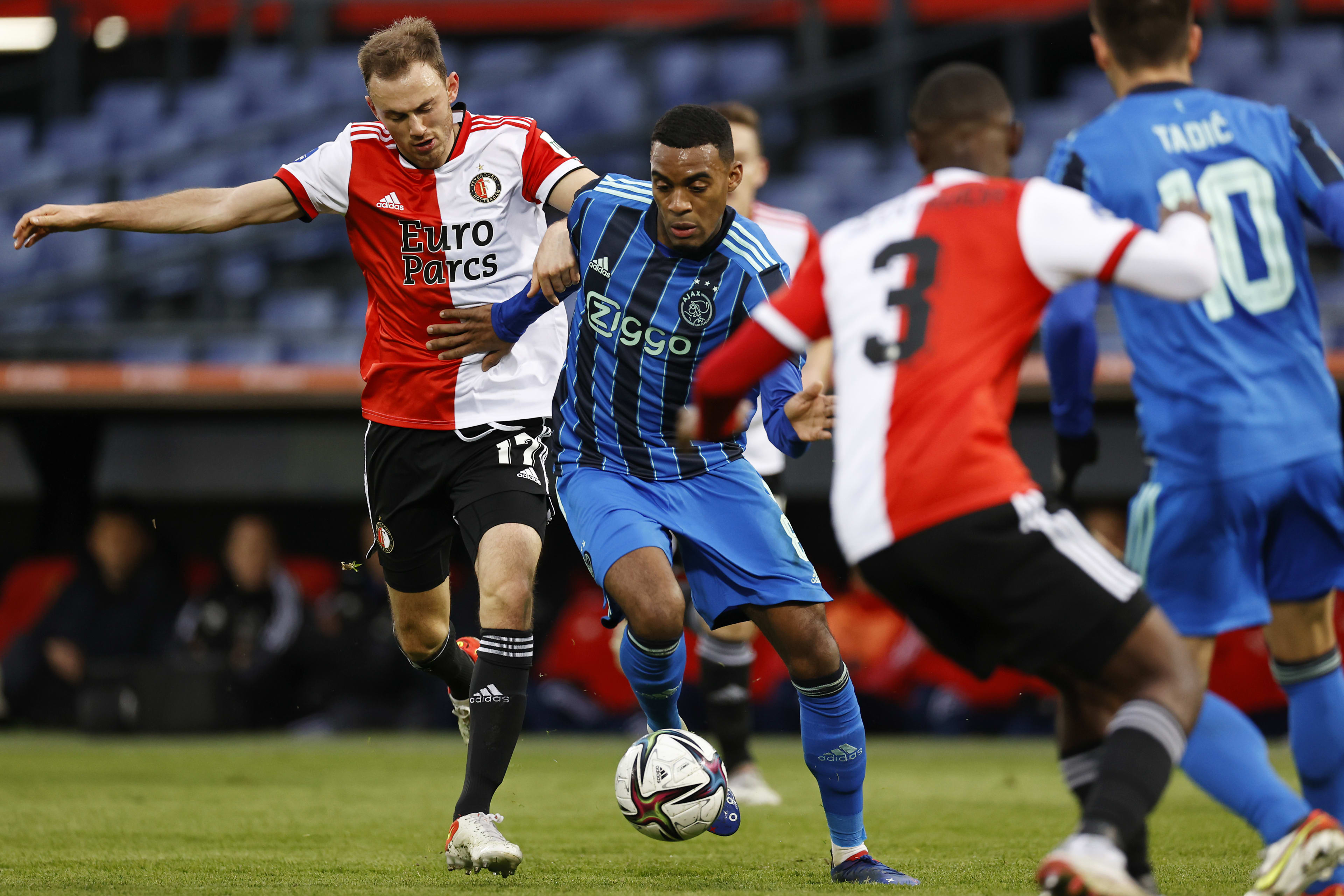 Ajax verslaat Feyenoord in veelbesproken Klassieker