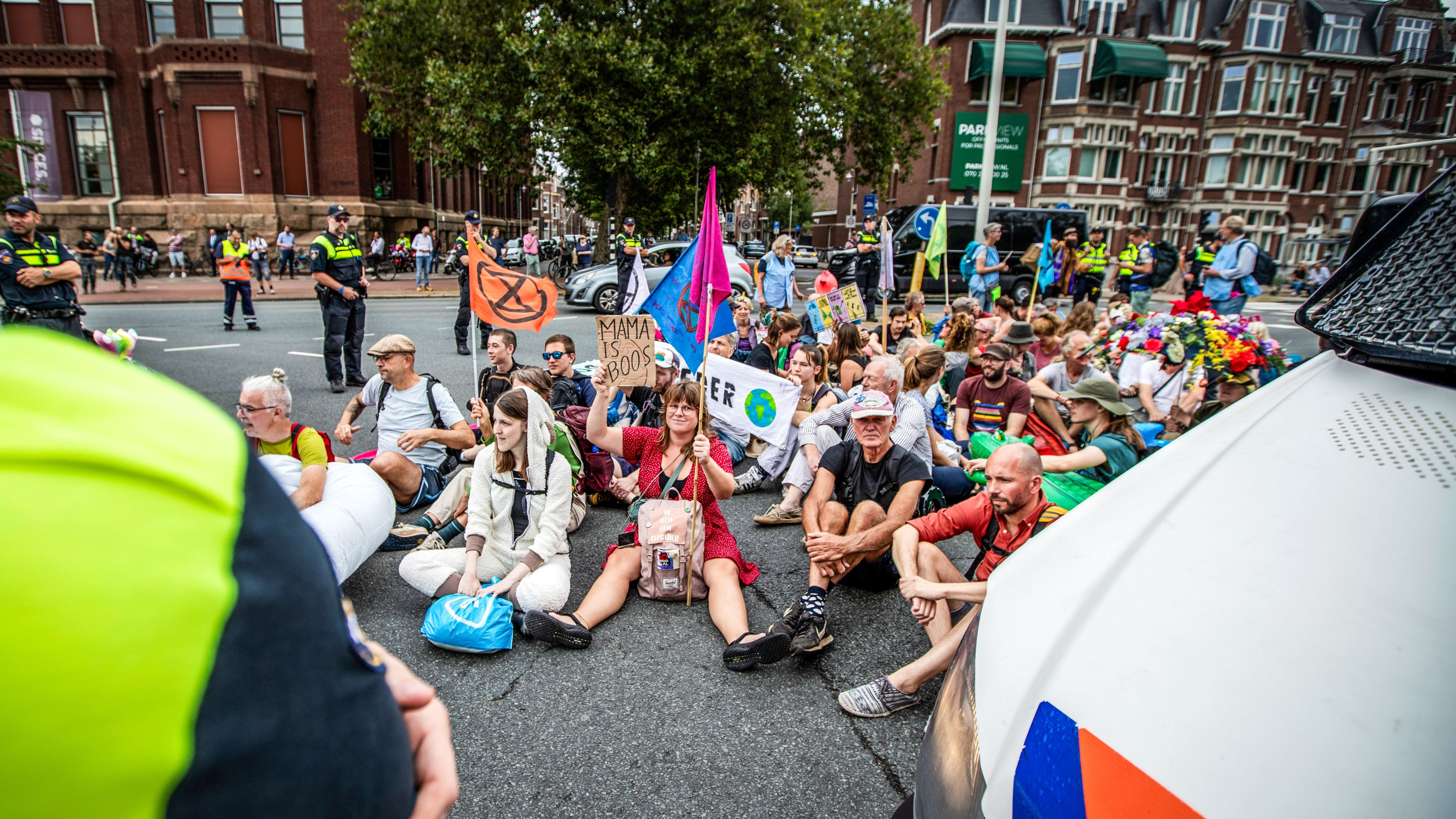 Klimaatdemonstranten blokkeren kruispunt Den Haag, boze automobilist opgepakt