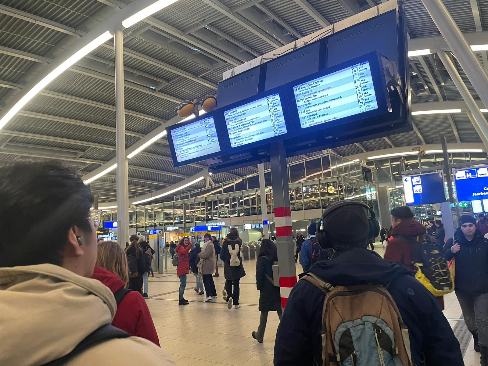 Geen treinen rondom Utrecht door stroomstoring, problemen op meerdere trajecten