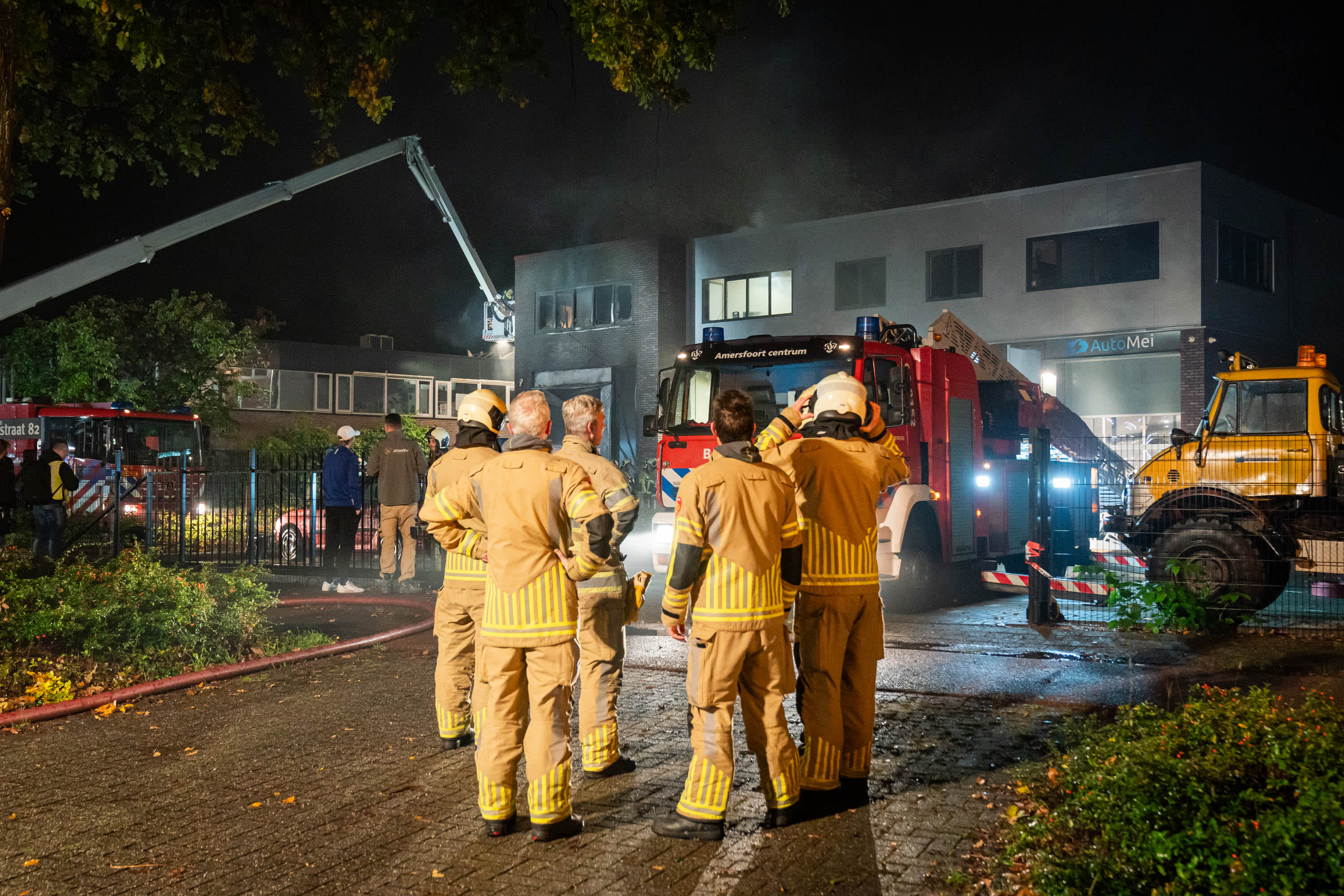 Felle brand bij verzamelpand in Soest, meerdere bedrijven getroffen