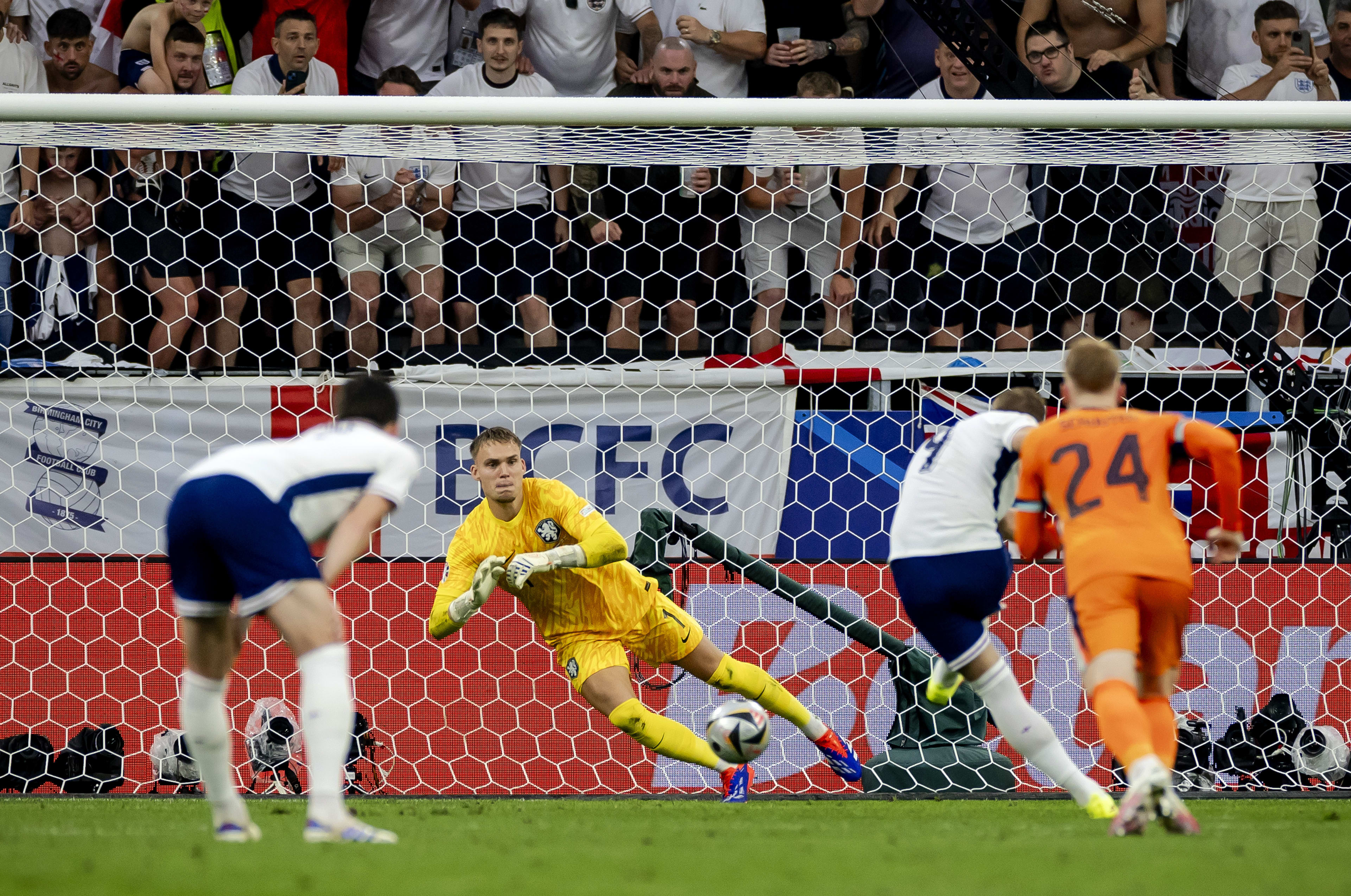 Vroege strafschop brengt Engeland naast Oranje