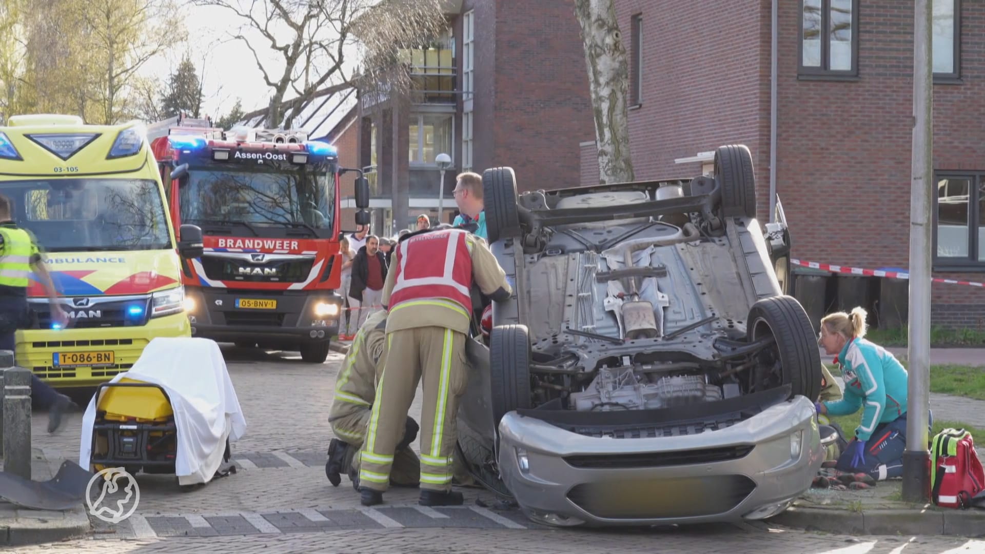 Automobilist slaat over de kop na botsing tegen paaltje in Assen