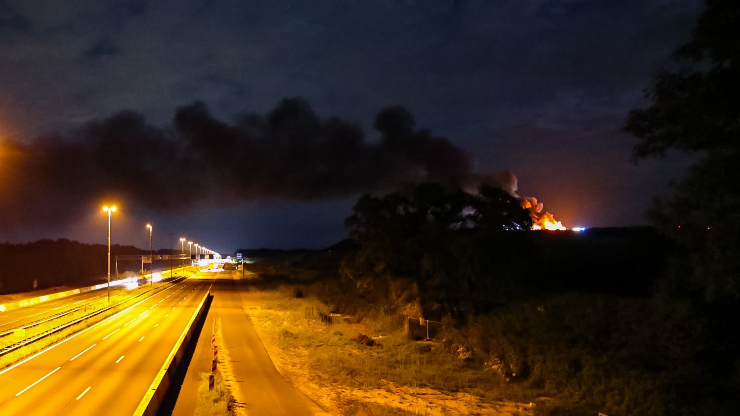 Enorme rookwolken over A1 bij brand afvalverwerker in Wilp