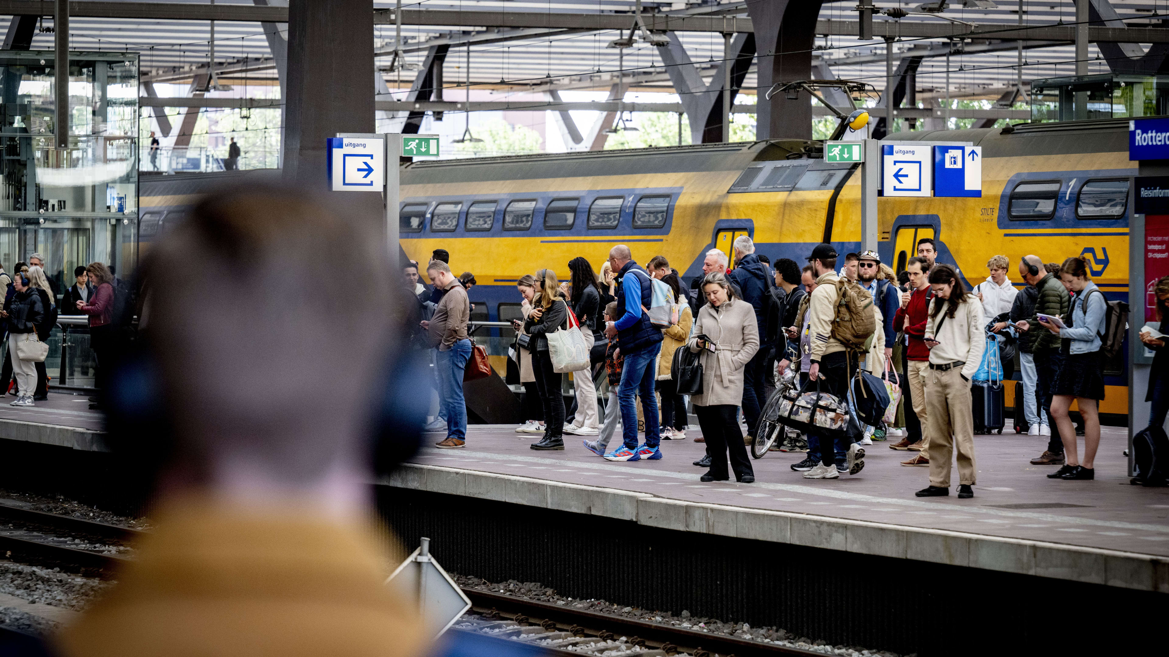 Treinverkeer rond Rotterdam grotendeels plat door kapotte bovenleiding