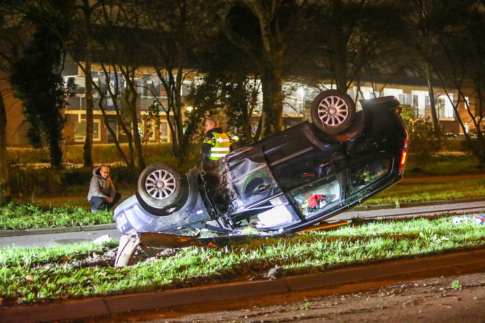 Bestuurster (25) onder invloed slaat over de kop en richt ravage aan in Apeldoorn