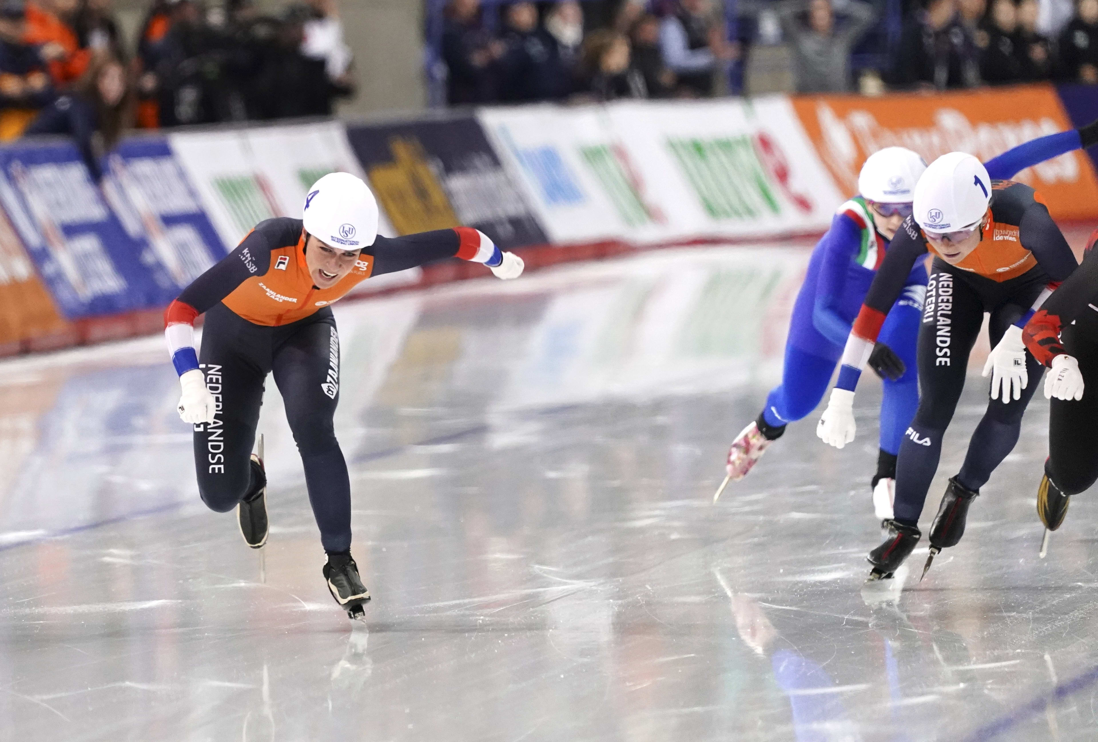 Irene Schouten valt, maar pakt tóch wereldtitel na bizarre inhaalslag