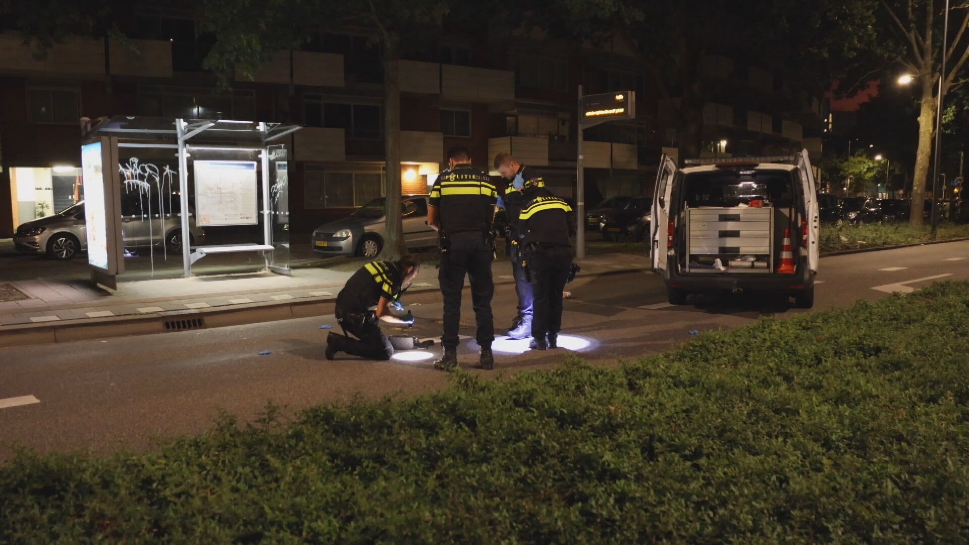 Zwaargewonde man met mogelijke steekwonden aangetroffen op straat in Rotterdam