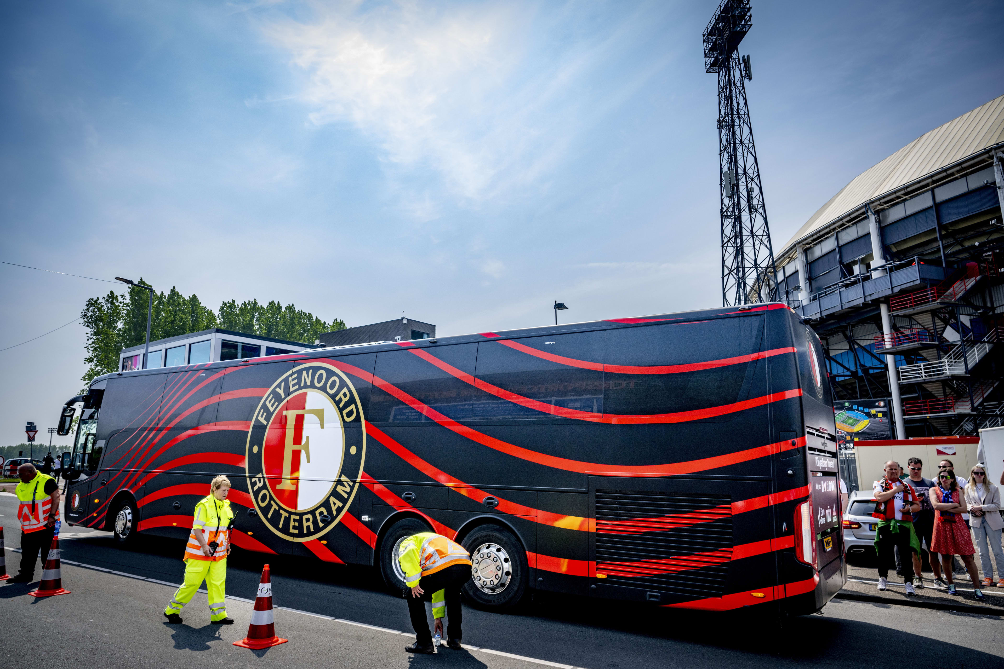 Spelersbus Feyenoord-jeugd aangevallen met vuurwerkbom