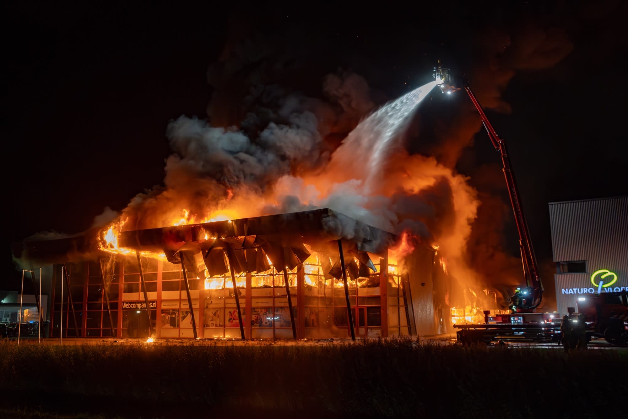 Zeer grote brand in bedrijfspand naast gevangenis in Zutphen