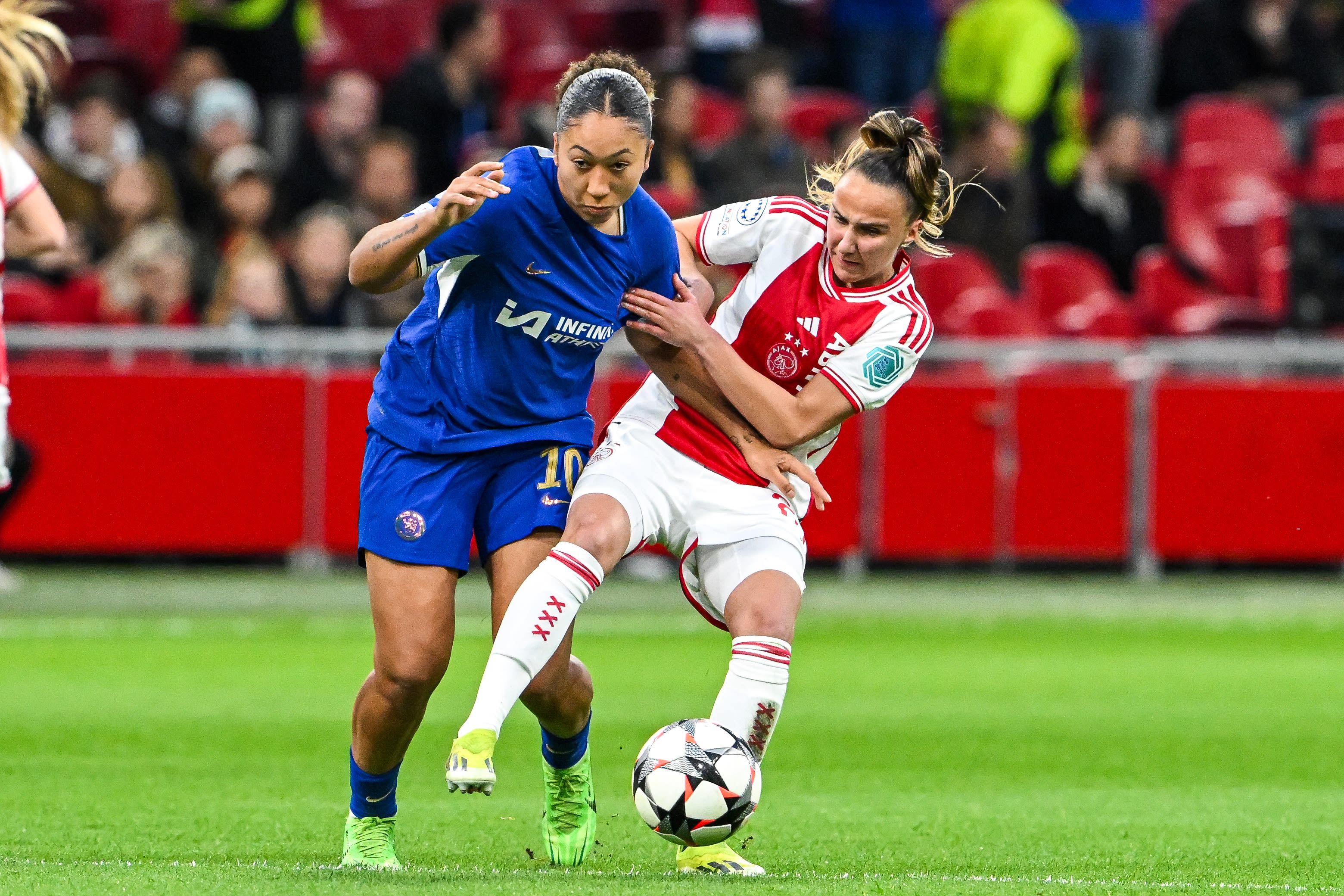 Ajax verliest ruim van Chelsea in best bezochte vrouwenwedstrijd ooit