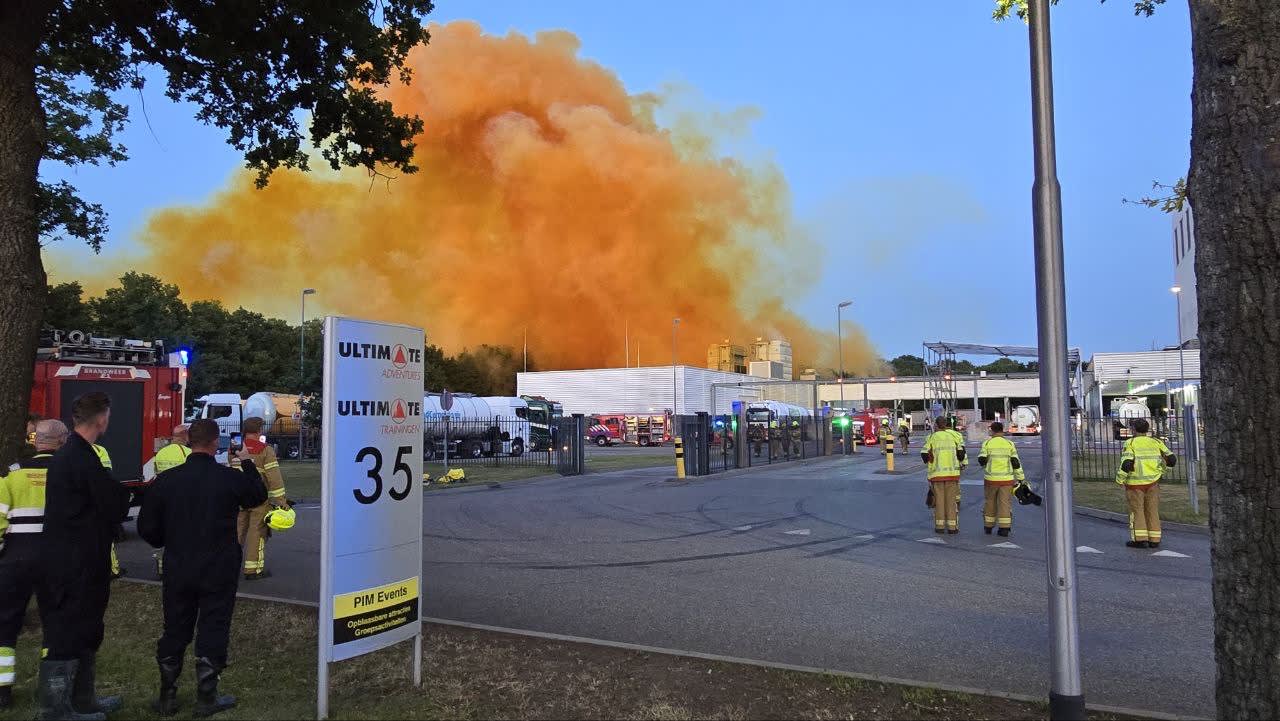 Tank in Borculo geëxplodeerd, oranje wolk met gevaarlijke stoffen verdampt