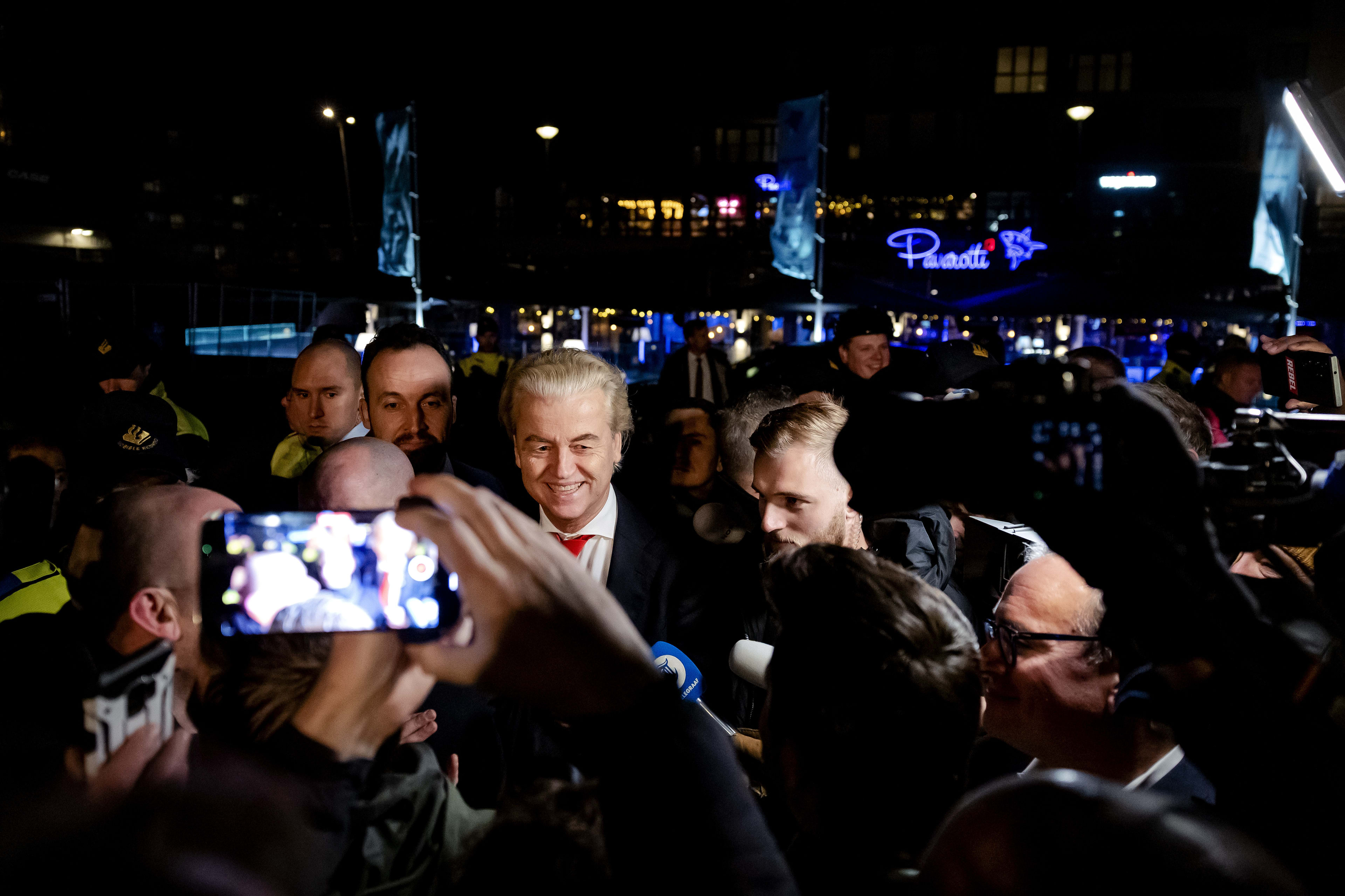 Wilders brengt bliksembezoek aan asielbijeenkomst Kijkduin