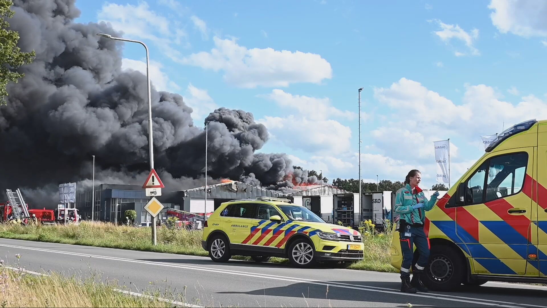 Veel rook door grote brand in Almelo