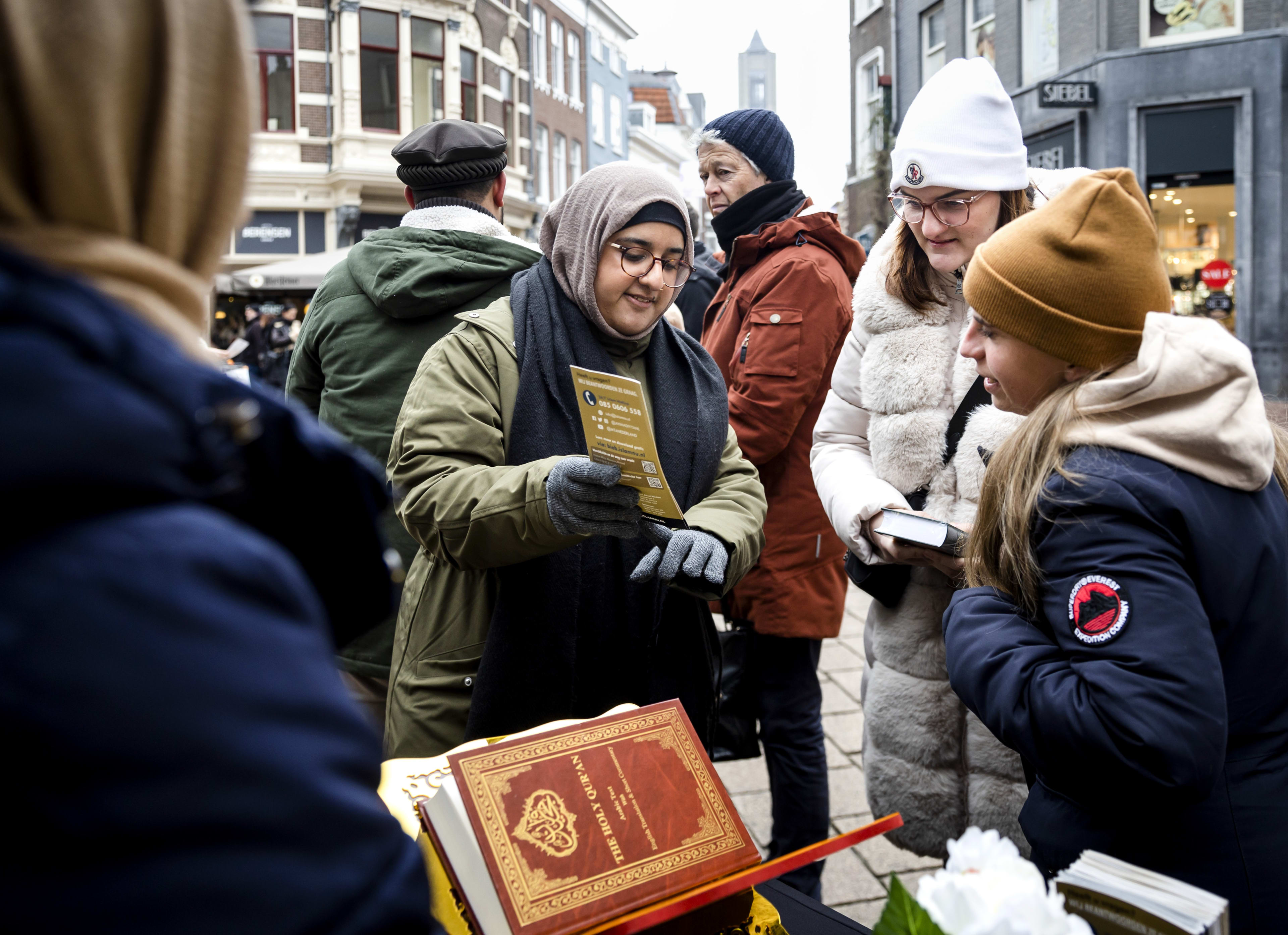 Gratis korans uitgedeeld in Arnhem: 'Leverde mooie gesprekken op'