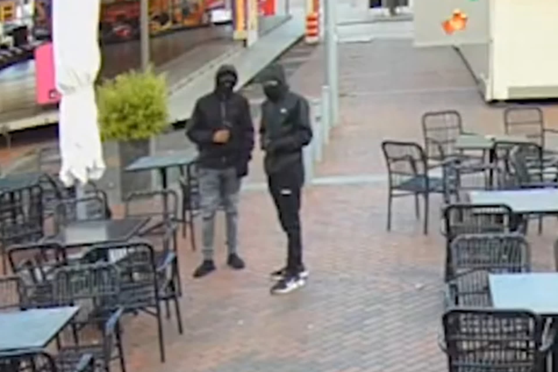 Politie deelt videobeelden van duo dat pand in Winschoten probeerde te beschieten