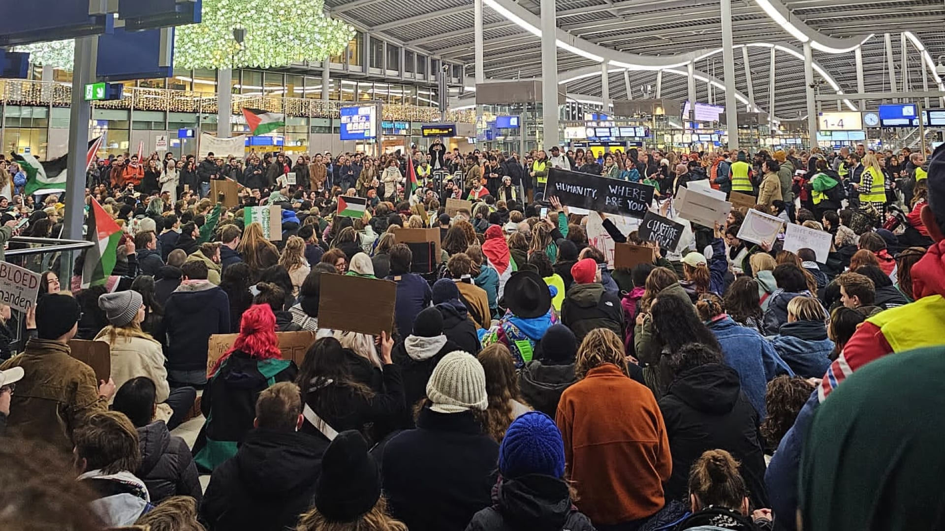 Weer Palestina-zitacties aangekondigd op treinstations, ook op Schiphol