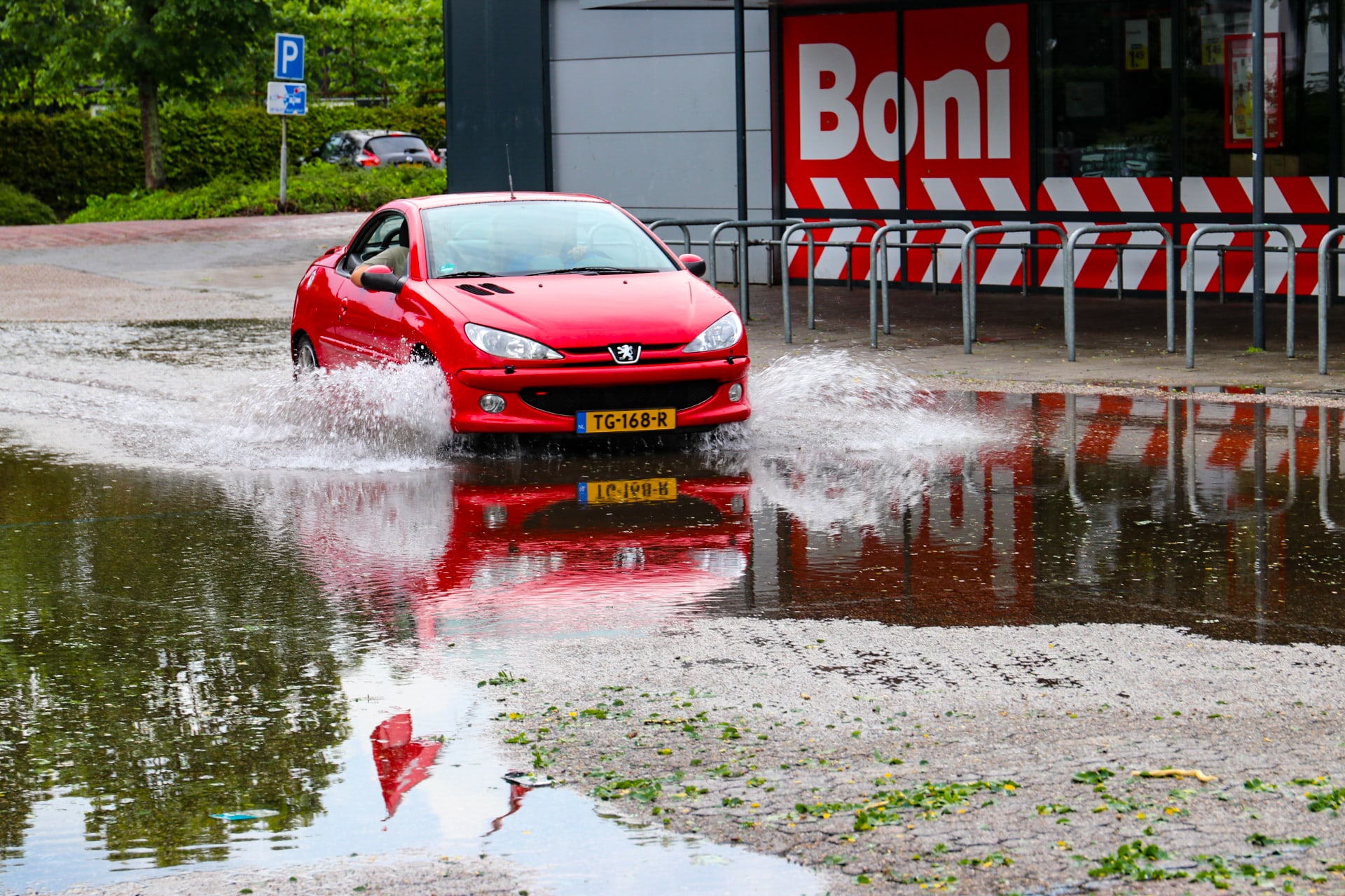 Noodweer in Nederland: persoon geraakt door bliksem en hagelstenen zo groot als golfballen