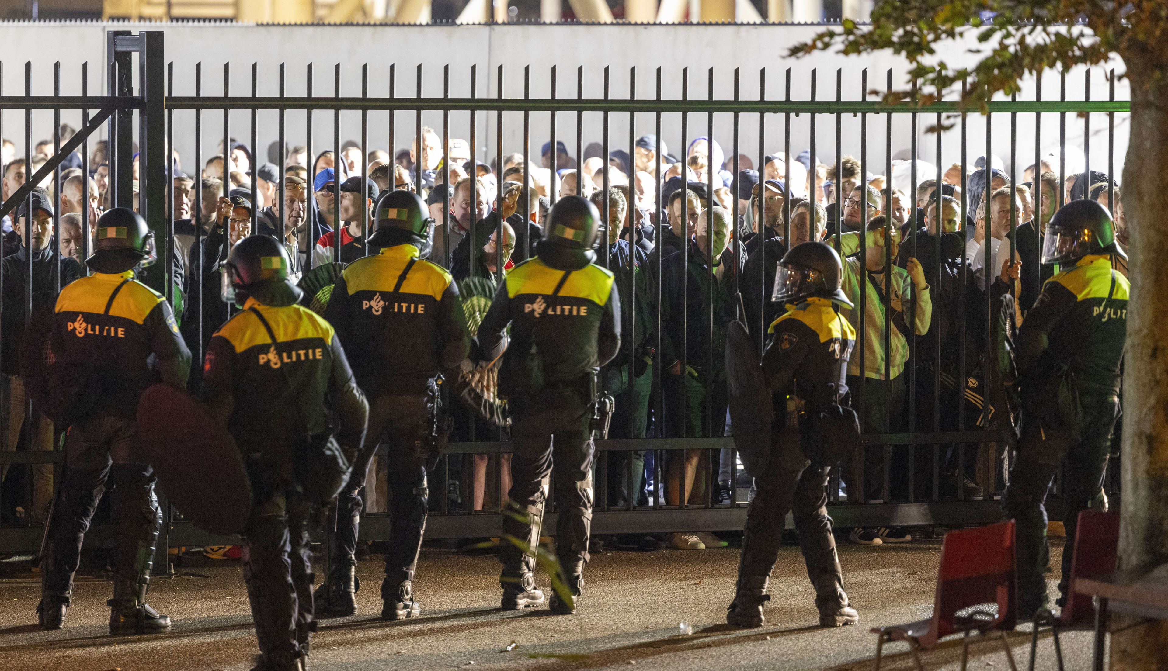Alkmaar onderzoekt weren risicovolle voetbalsupporters: 'Niet welkom in onze stad'