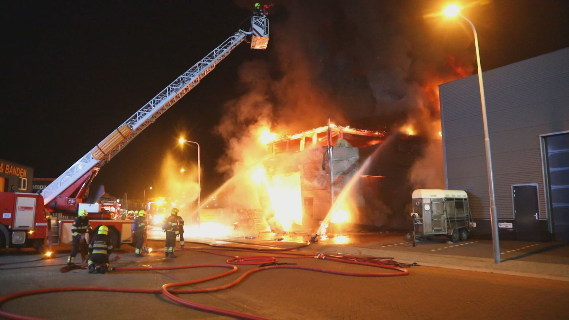 Uitslaande brand legt loods in Heemskerk volledig in de as