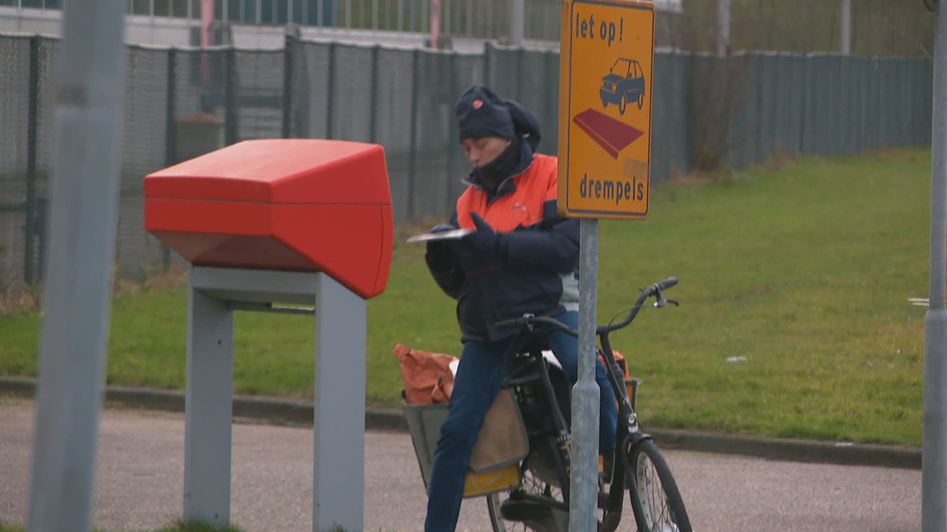 PostNL-medewerkers maken zich grote zorgen: ‘Kan het pakketje wel of niet exploderen?’