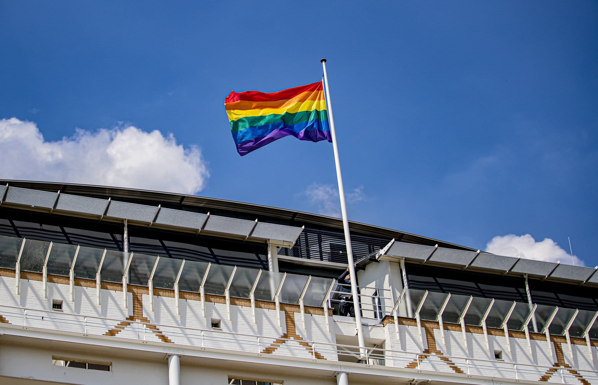 Regenboogvlaggen hangen uit als reactie op geweld tegen lhbti+-gemeenschap